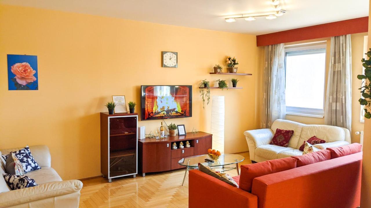 Skytop Modern Condo In Heart Of Downtown Boedapest Buitenkant foto